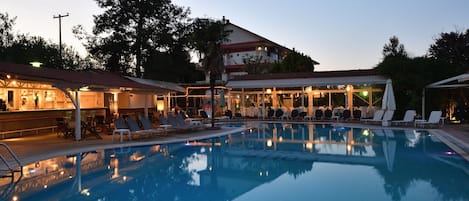Piscine extérieure, chaises longues
