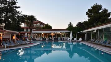 Piscine extérieure, chaises longues