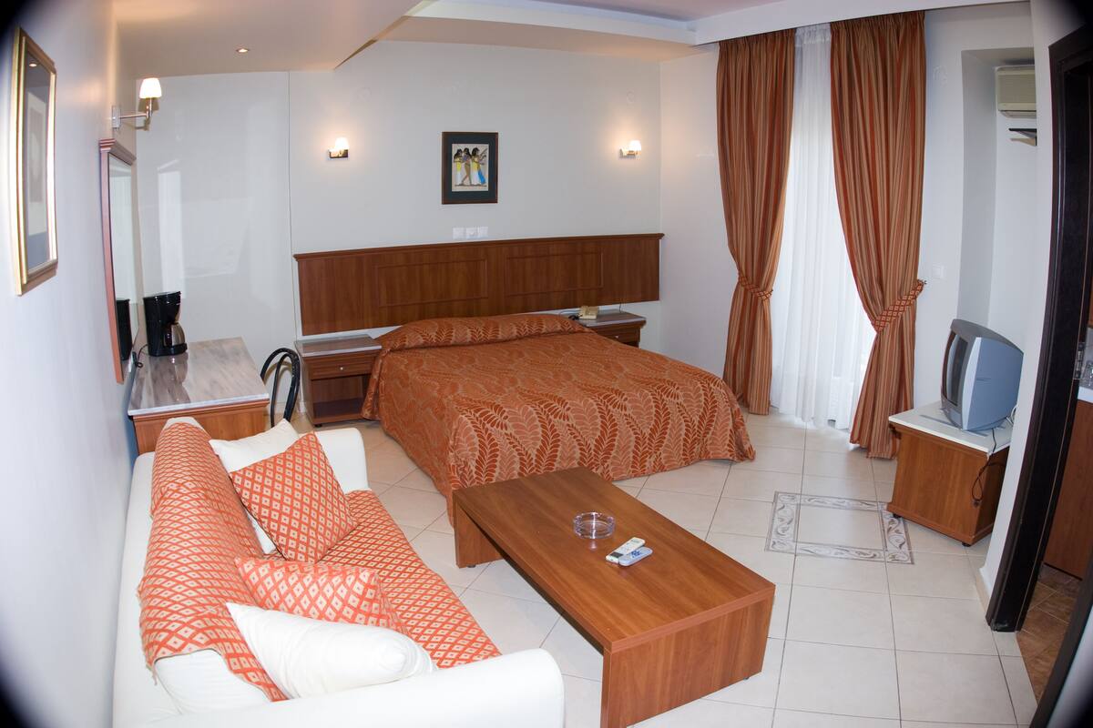 In-room safe, desk, blackout drapes, soundproofing