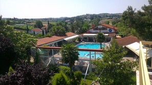 Outdoor pool, sun loungers - Four Seasons Hotel (Thermi)