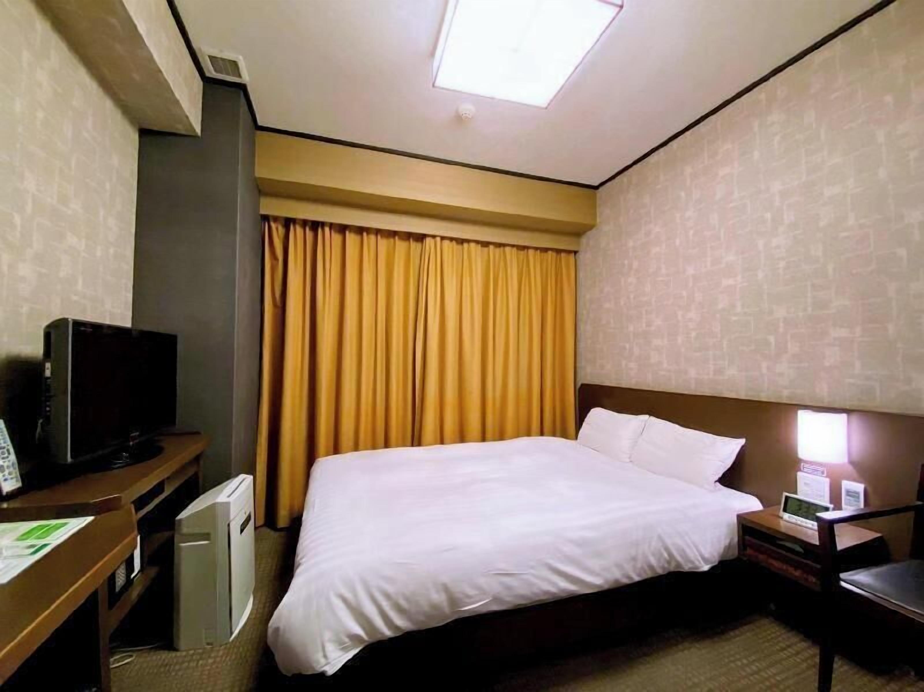 Dundyner, safe på rommet, skrivebord og skrivebord for bærbar PC