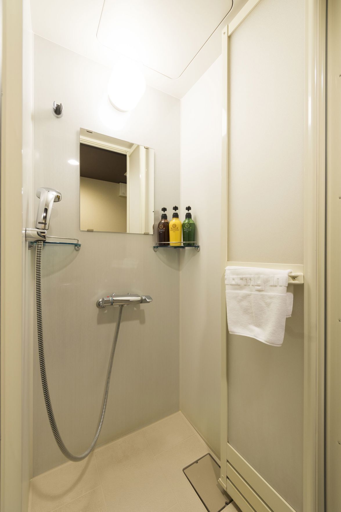 Bad | Dusj, toalettartikler (inkludert), hårføner og tøfler