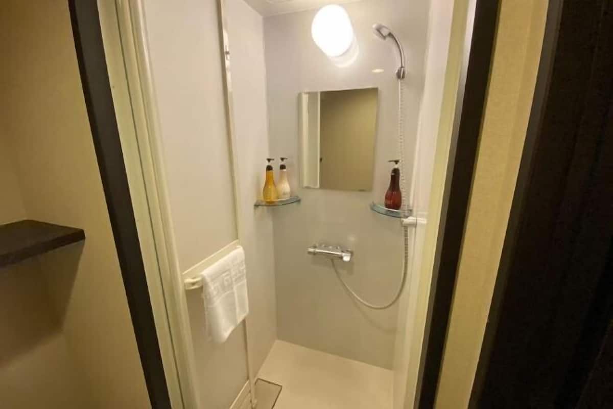 Dutxa, articles de tocador gratuïts, assecador de cabells i sabatilles