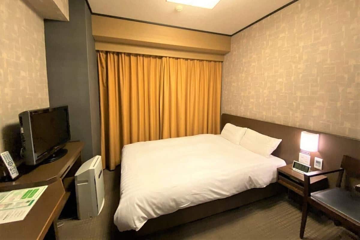 Dundyner, safe på rommet, skrivebord og skrivebord for bærbar PC