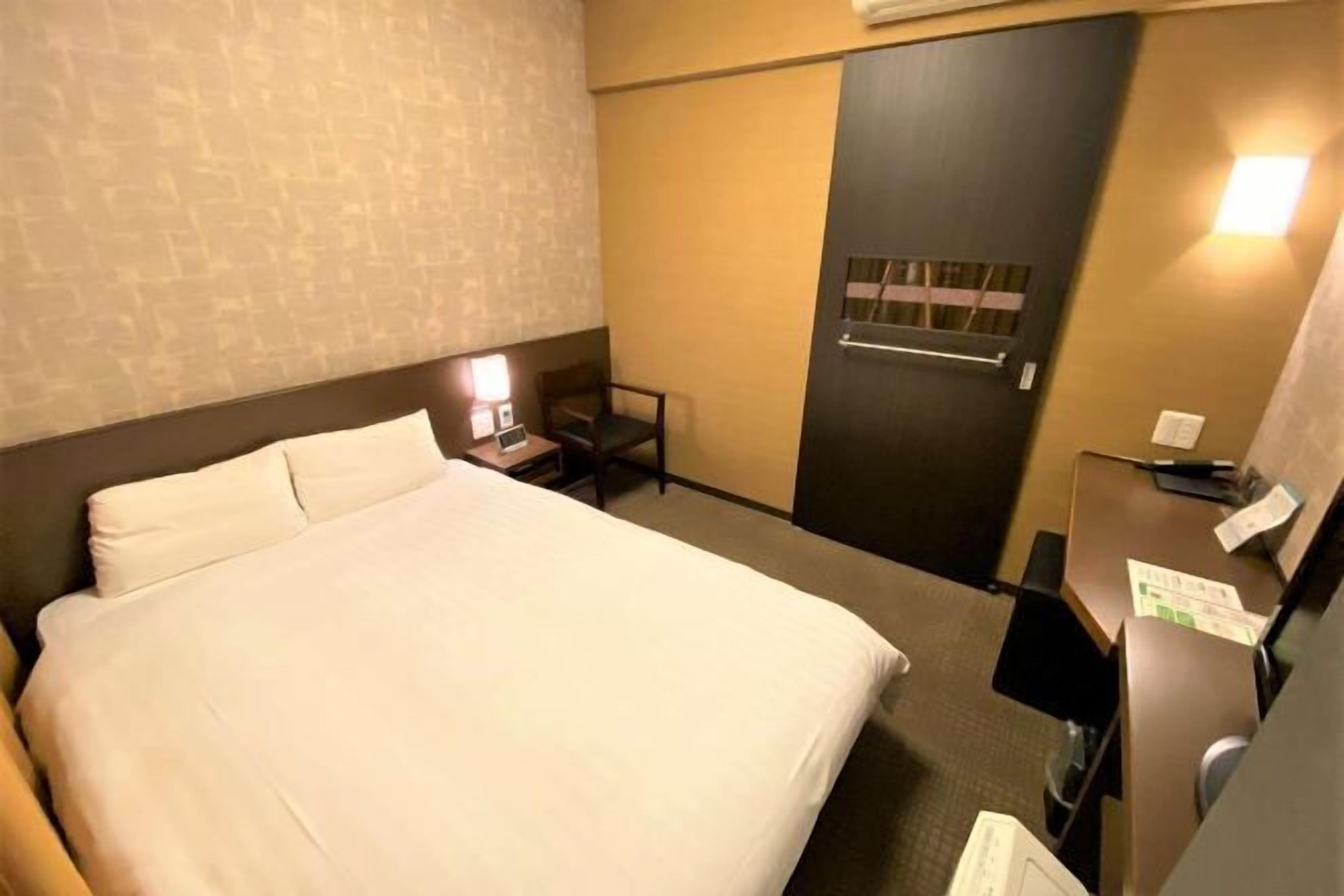 Gebar bulu kapas, peti besi dalam bilik, meja 