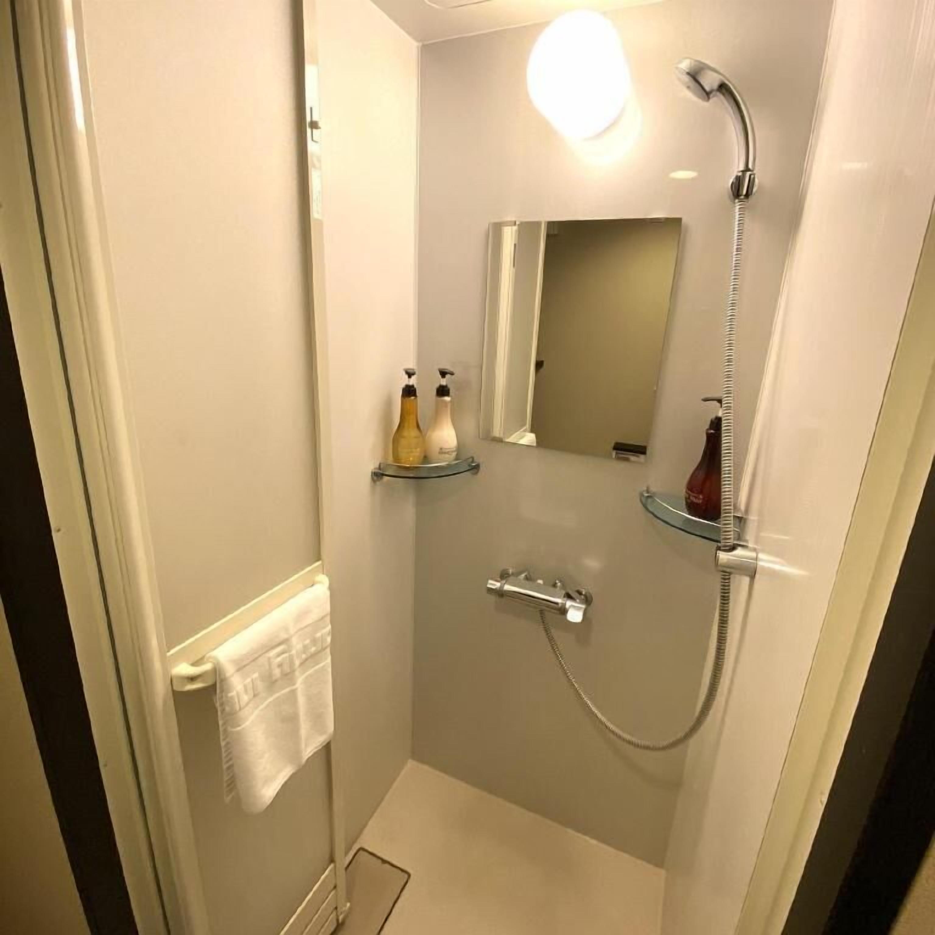 Baño | Ducha, artículos de higiene personal gratuitos y secador de pelo