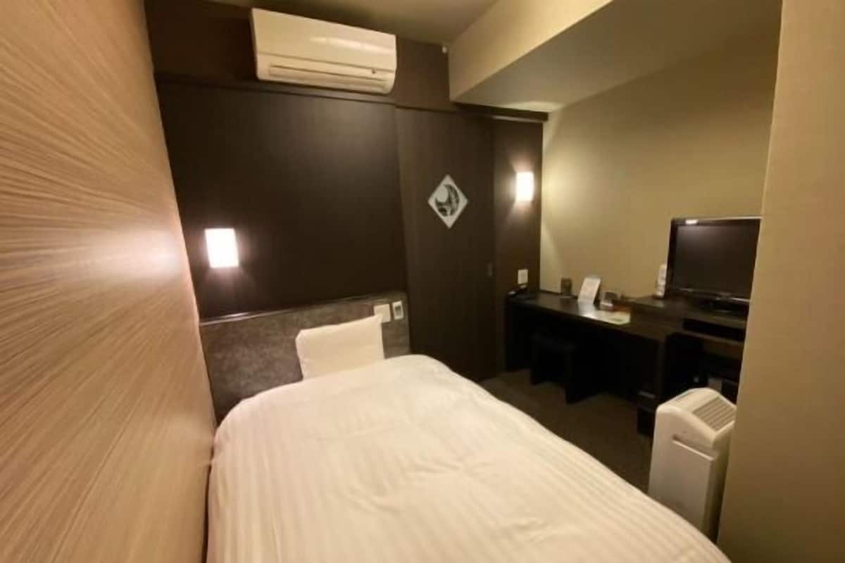 Down duvets, in-room safe, desk, laptop workspace