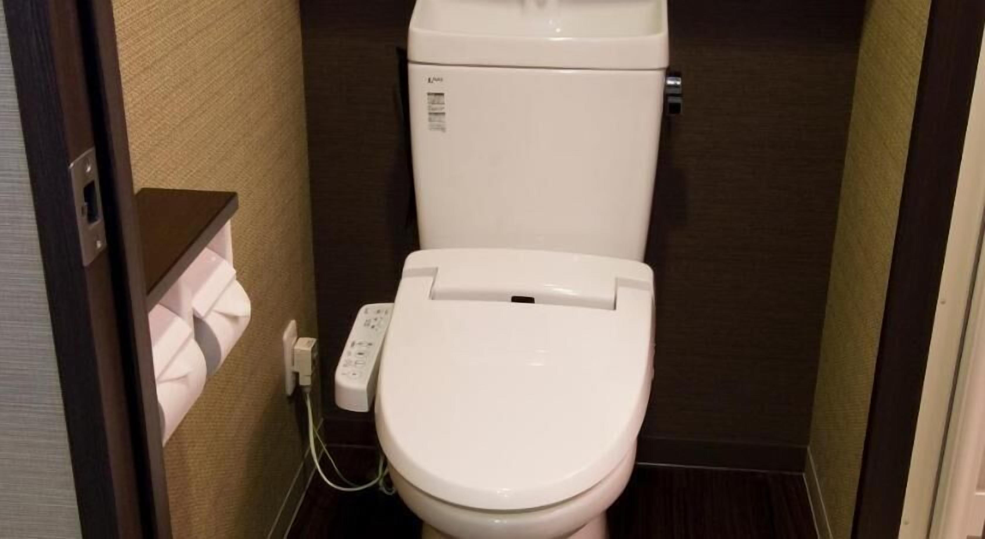 Bad | Dusj, toalettartikler (inkludert), hårføner og tøfler