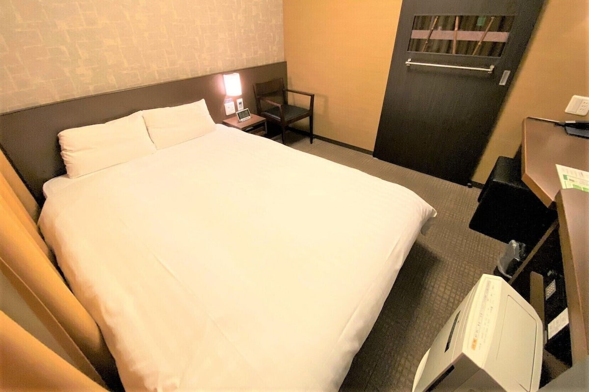 Down duvets, in-room safe, desk, laptop workspace