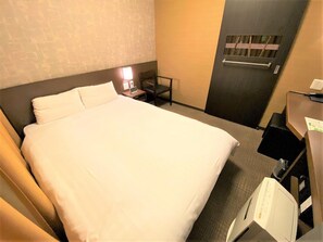 Cubrecamas, caja de seguridad en la habitación y escritorio 