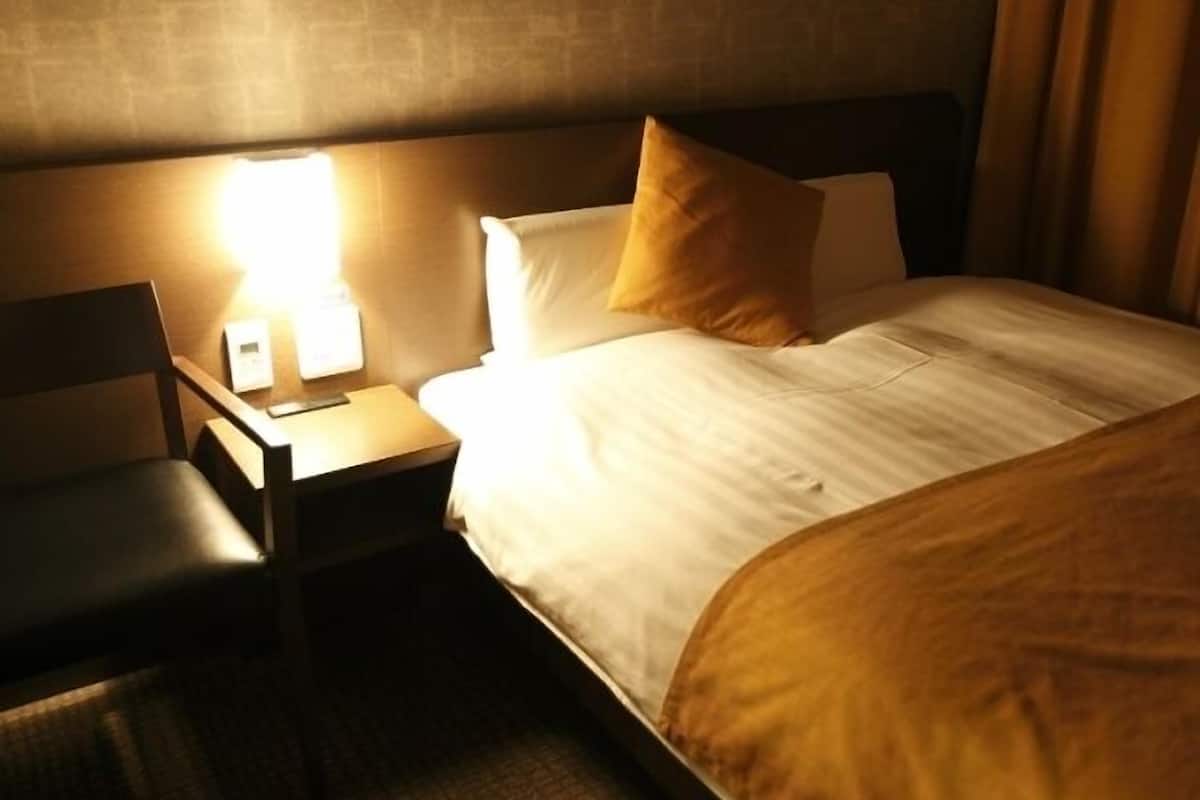 Down duvets, in-room safe, desk, laptop workspace