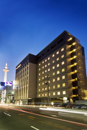 Fachada de la propiedad por la tarde o noche