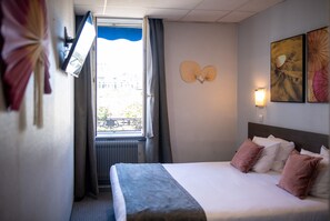 Chambre Double Classique | Literie de qualité supérieure, bureau, fer et planche à repasser