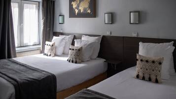 Habitación triple | Ropa de cama de alta calidad, escritorio, tabla de planchar con plancha