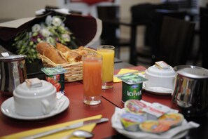 Petit déjeuner buffet servi tous les jours en supplément