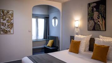 Habitación doble clásica | Ropa de cama de alta calidad y escritorio