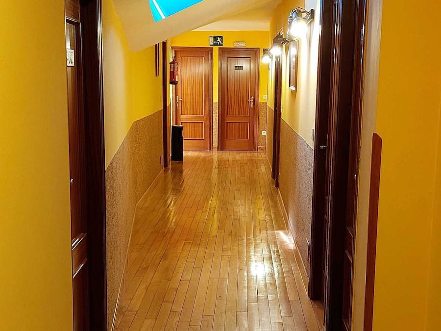 Habitación básica con 1 cama doble o 2 individuales | Zona de estar | Una televisión de pantalla plana