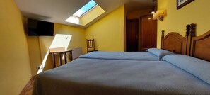 Basic Double or Twin Room | Premium bedding, free WiFi, bed sheets - Pension Monteverde (Cangas de Onis)