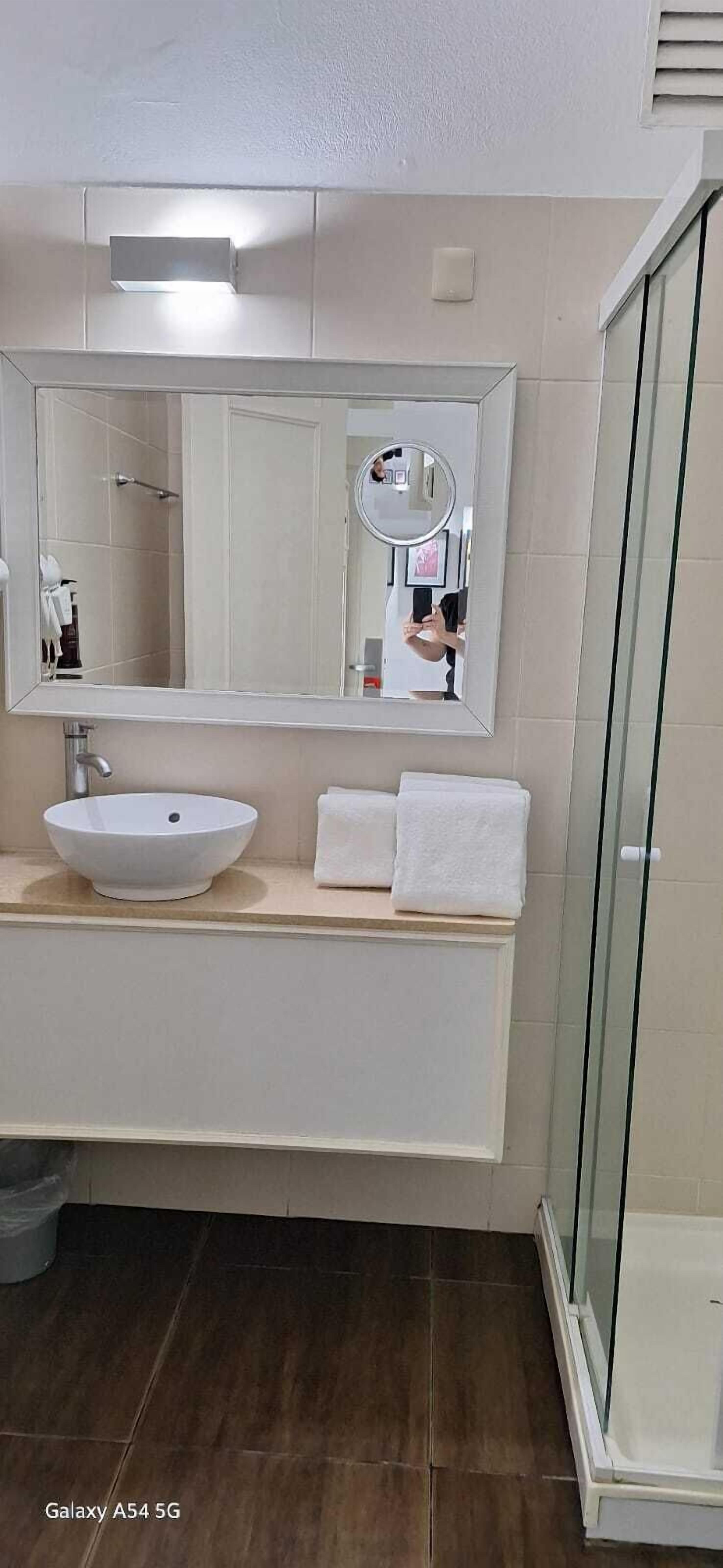 淋浴設備、雨淋花灑、風筒、提供毛巾