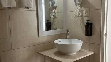 Habitación superior | Baño | Regadera, regadera tipo lluvia, secadora de cabello, toallas