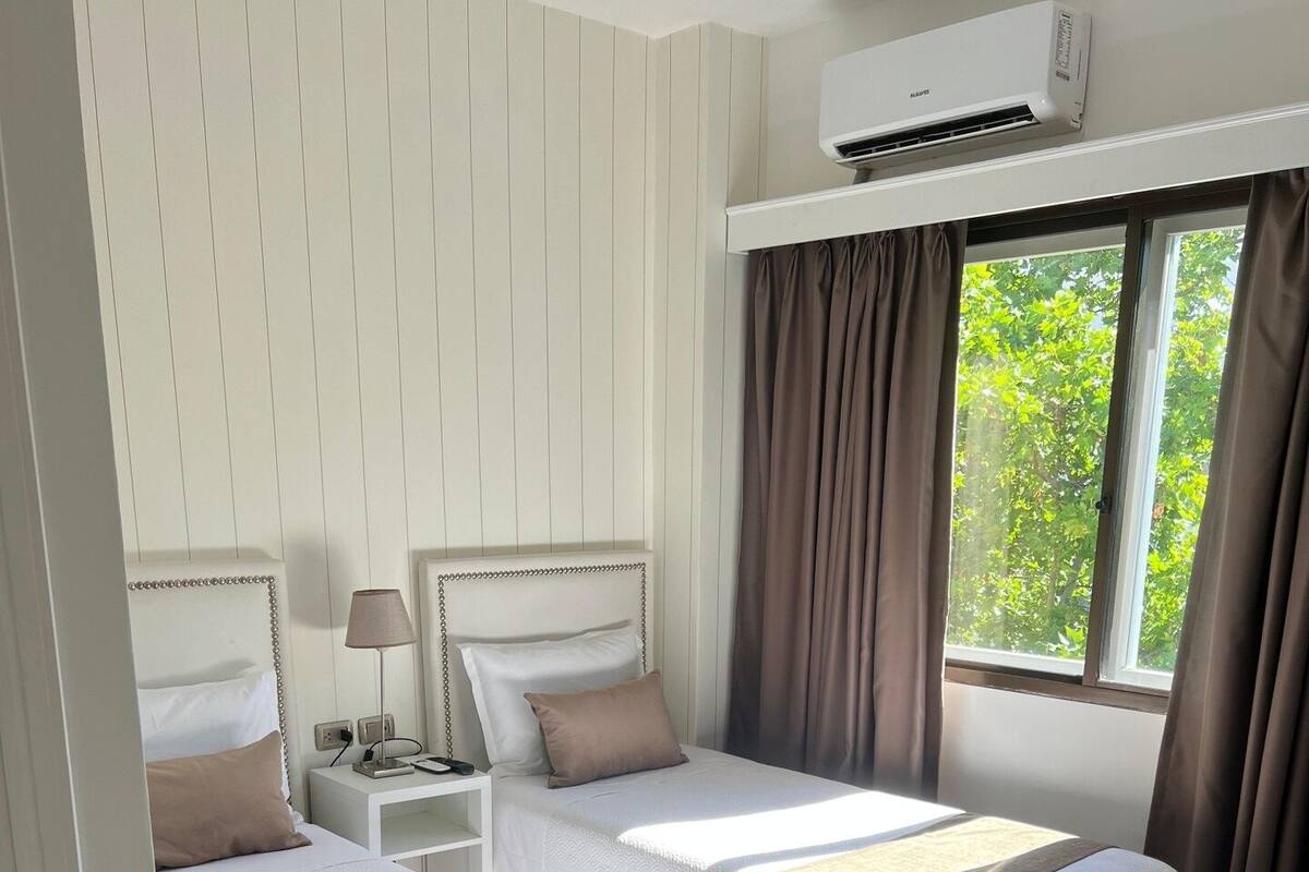 Minibar, safe på rommet, individuelt innredet og skrivebord