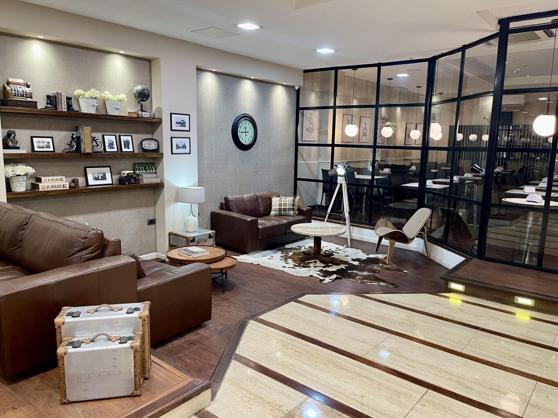 En 43-tommers smart-TV med digitale kanaler samt strømmetjenester