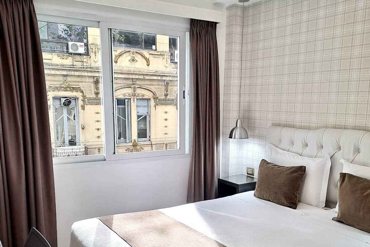 Chambre Triple Supérieure | Minibar, coffres-forts dans les chambres, ameublement personnalisé