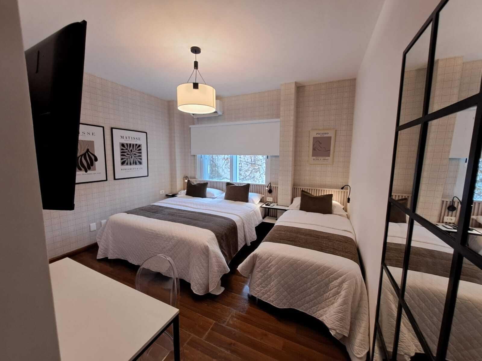 Minibar, caja de seguridad en la habitación y muebles diferentes 