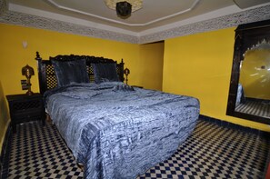 In-room safe, blackout curtains, free WiFi, bed sheets - Riad Khouloud (Fes)