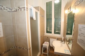 Shower, hair dryer, bidet, towels