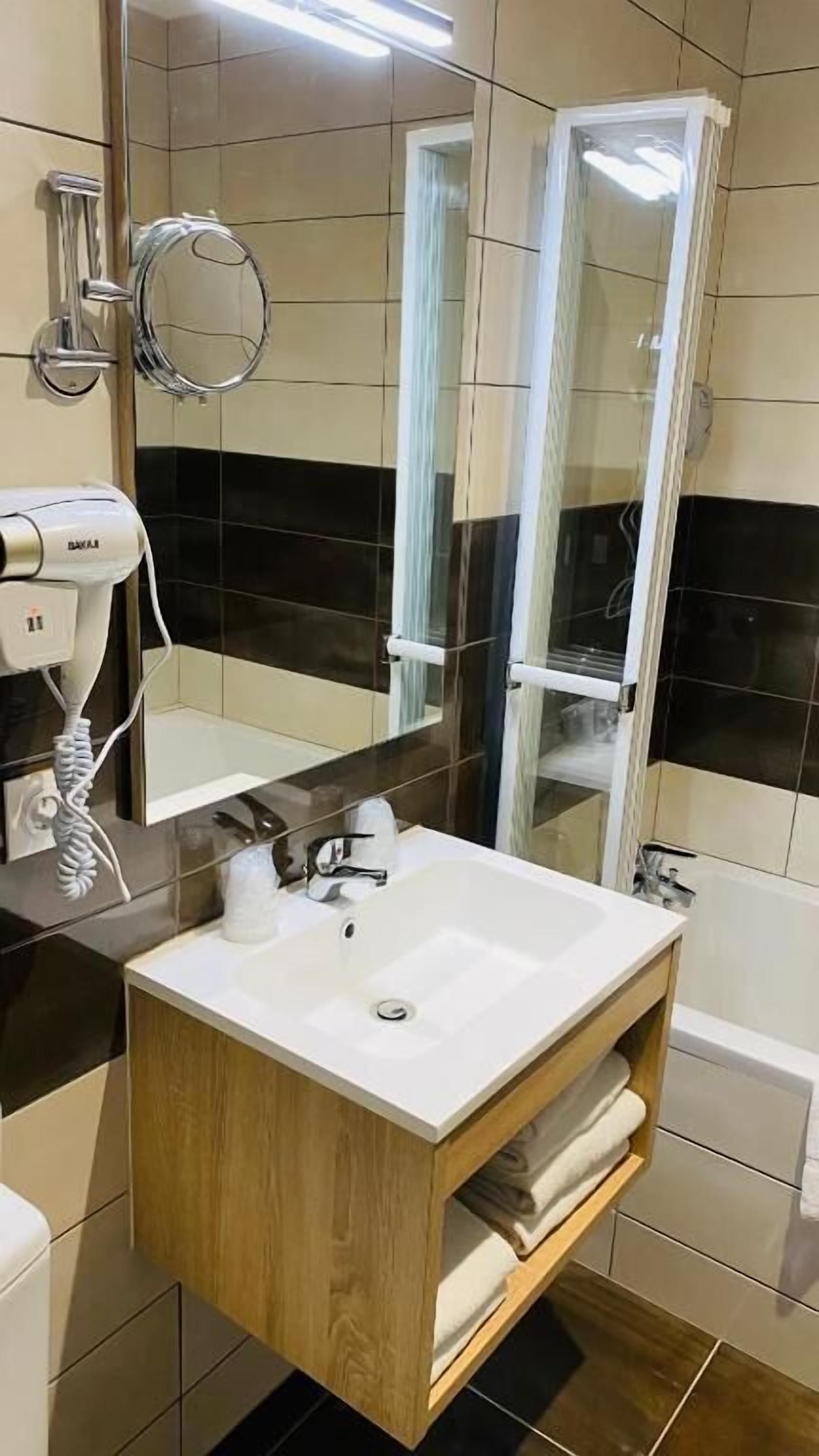 family suite, non smoking | bathroom | free toiletries, hair dryer, towels, soap