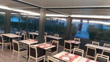 Petit déjeuner, déjeuner et dßner servis sur place