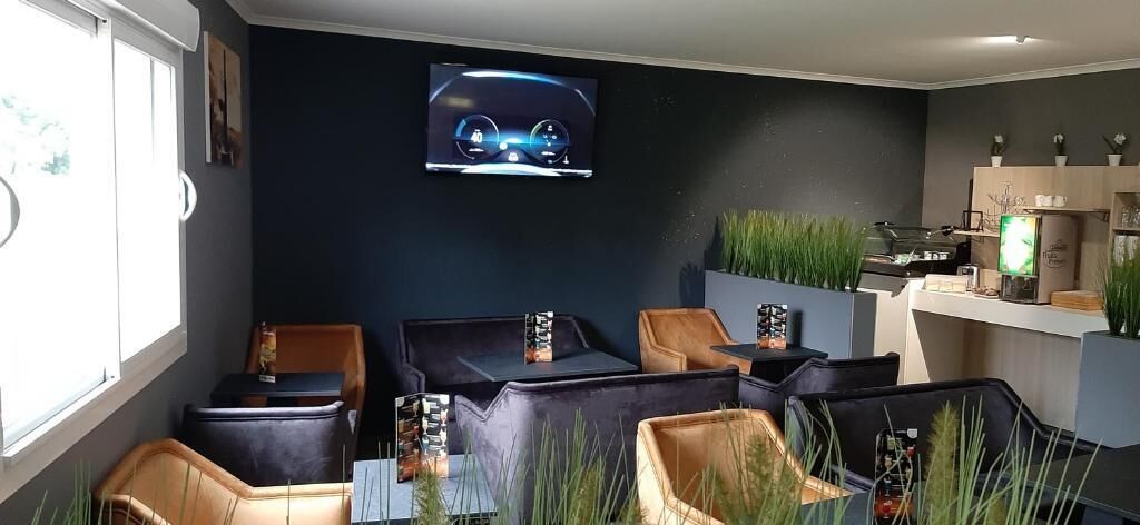 breakfast, lunch and dinner served