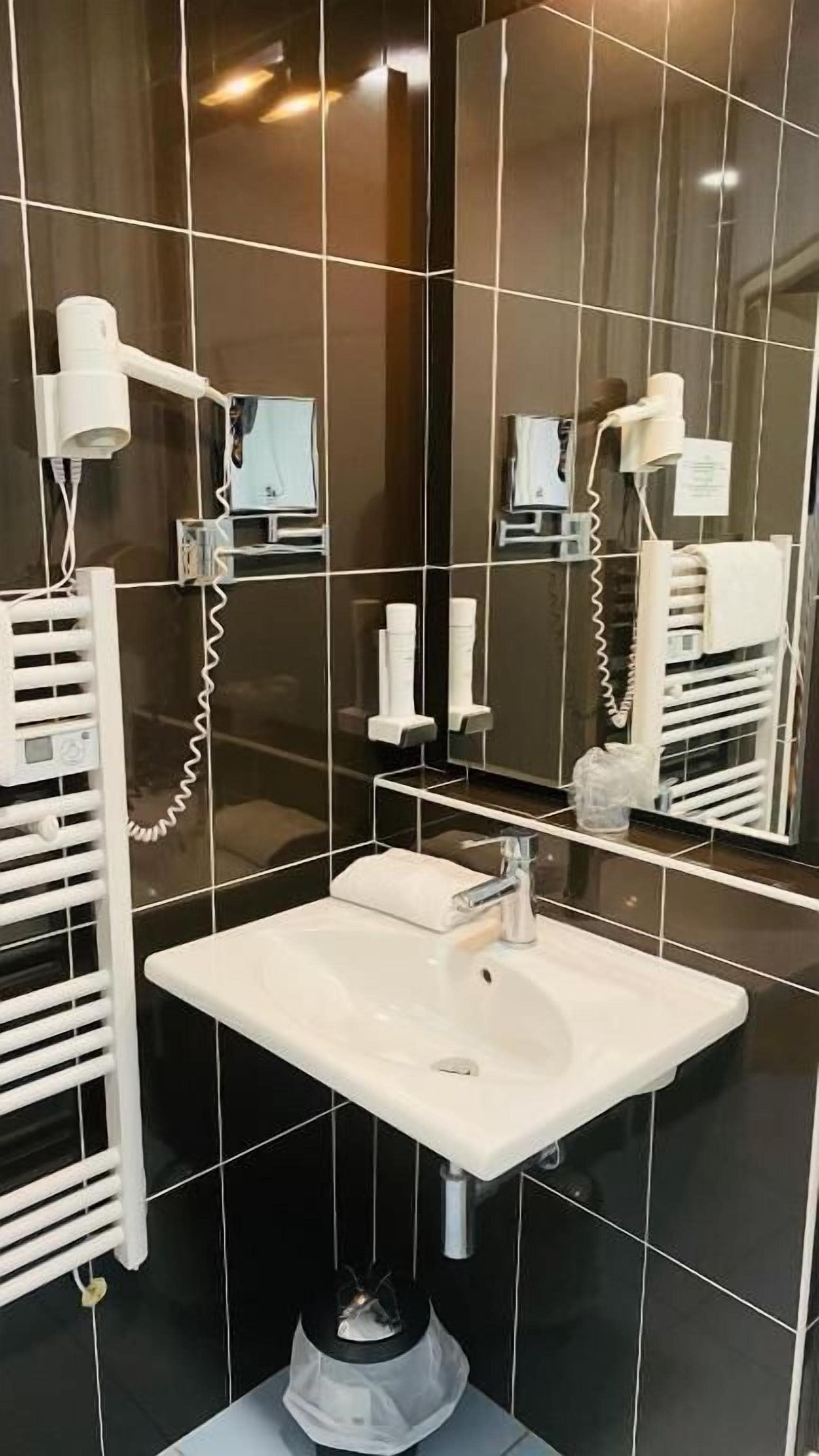 double room | bathroom | free toiletries, hair dryer, towels, soap