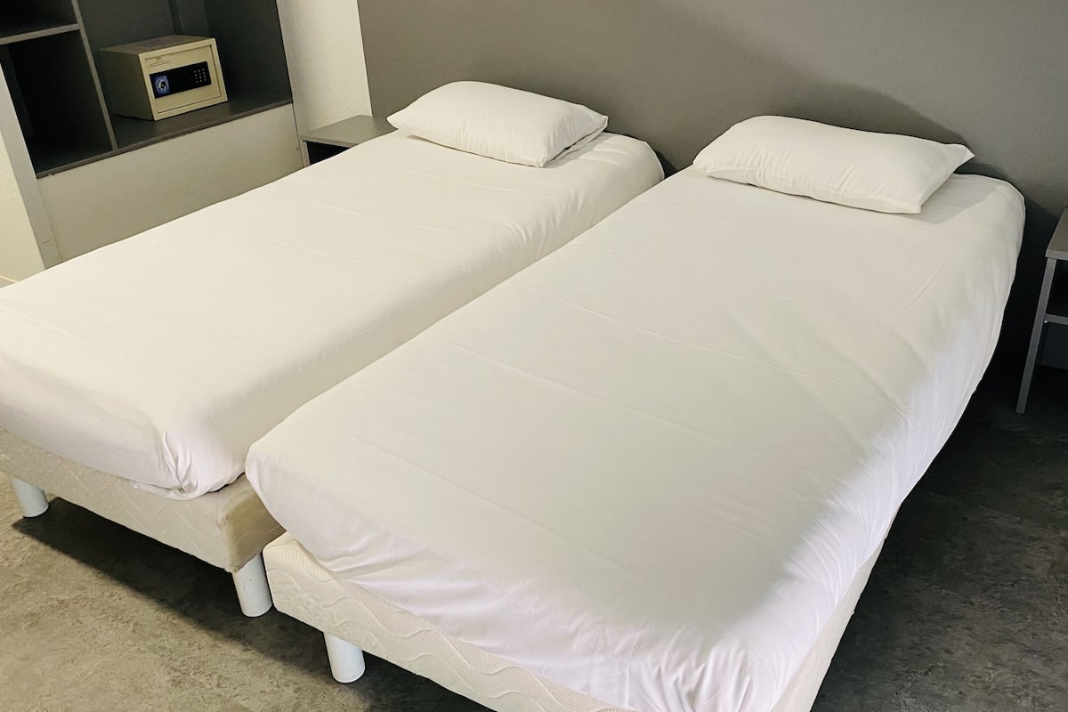 Camera con letto matrimoniale o 2 letti singoli | 1 camera, biancheria da letto di alta qualità, una cassaforte in camera