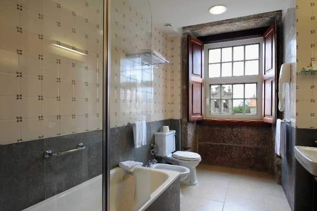 Bathroom | Free toiletries, towels