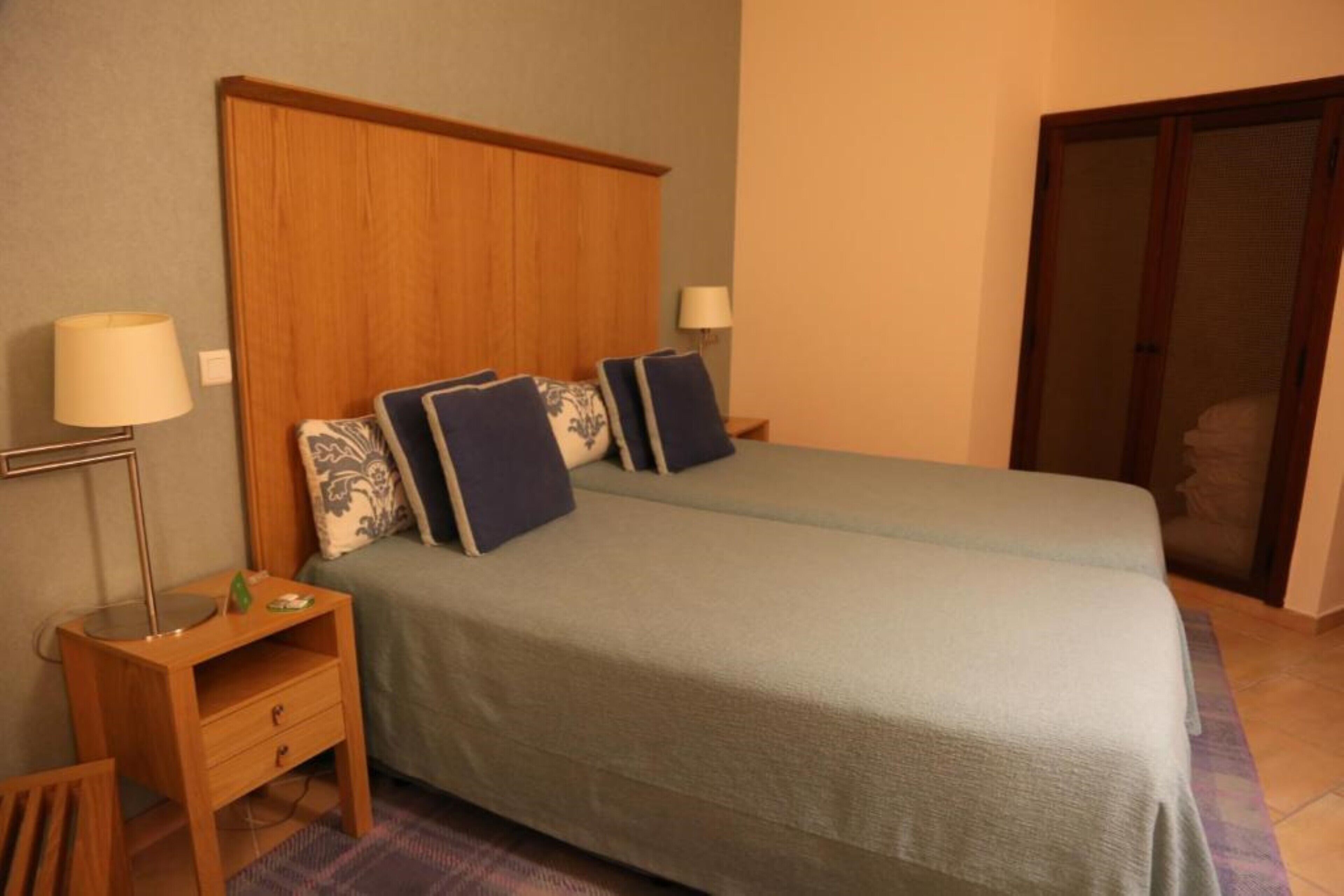 Bureau, chambres insonorisées, lits bébé (gratuits), Wi-Fi gratuit