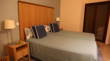 Bureau, chambres insonorisées, lits bébé (gratuits), Wi-Fi gratuit