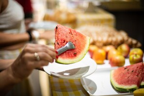Café da manhã com buffet todos os dias mediante uma taxa