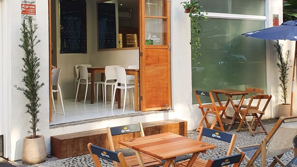 Un café appelé « Che Lagarto » avec une terrasse et une entrée bien visible.