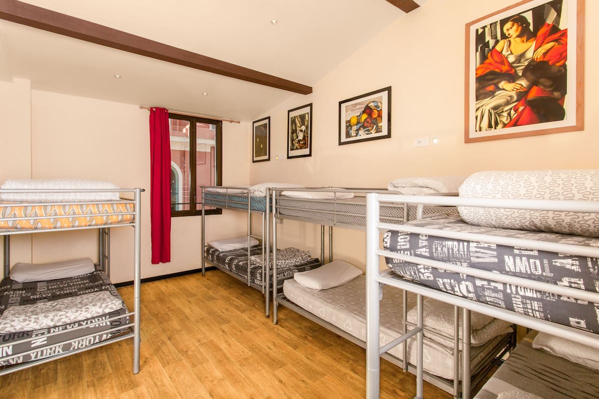 Un posto letto in dormitorio misto da 10 letti | Biancheria da letto di alta qualità, una cassaforte in camera