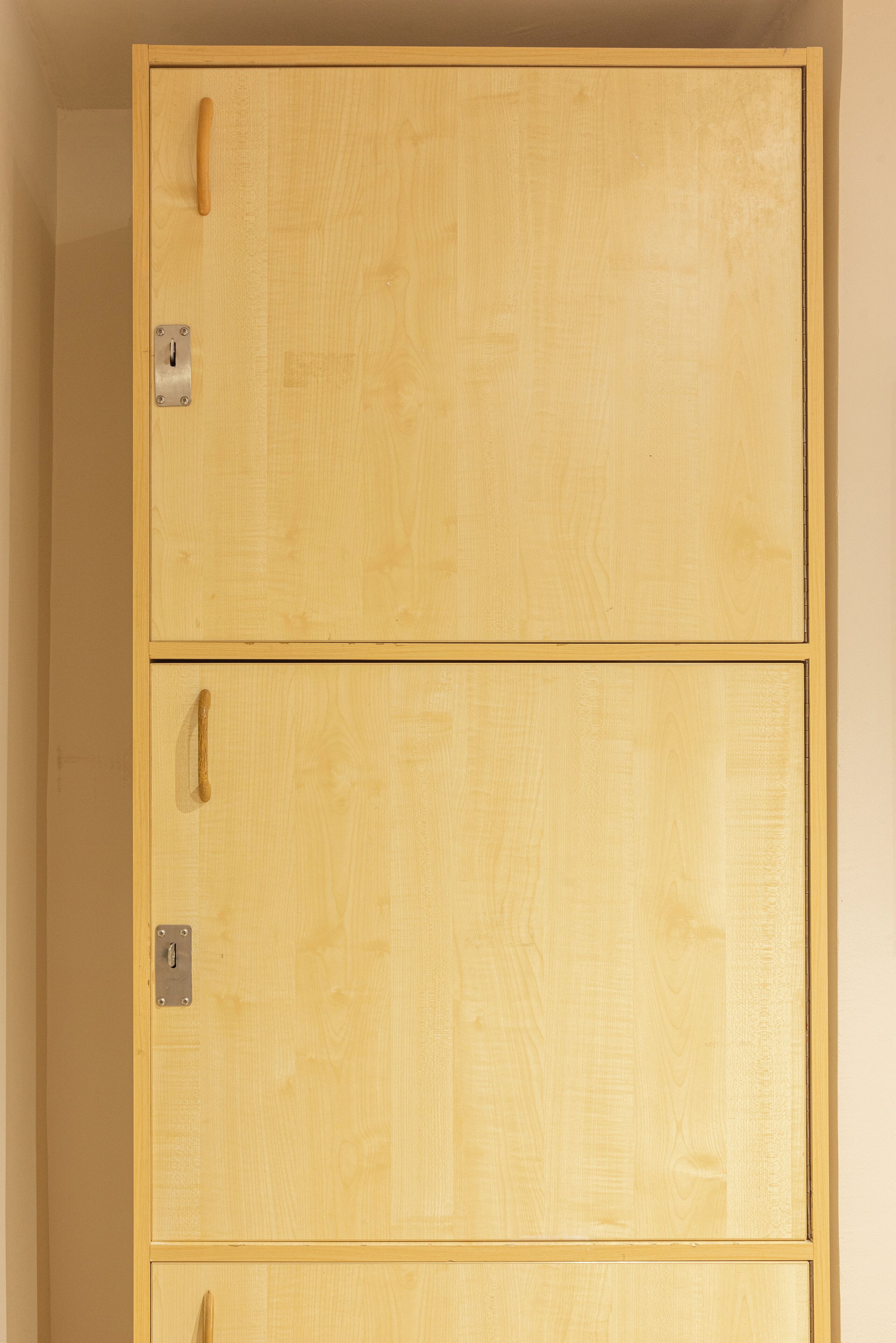 Un mueble de madera con tres cajones, cada uno con un cierre de metal.