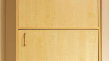 Un mueble de madera con tres cajones, cada uno con un cierre de metal.