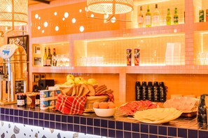 Daily buffet breakfast for a fee - Villa Saint Exupéry Beach - Hostel (Nice)