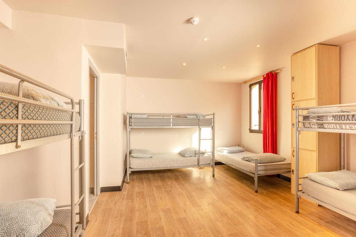 One Bed in a 7 bed Mixed Ensuite | Biancheria da letto di alta qualità, una cassaforte in camera