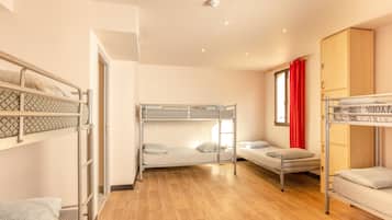 One Bed in a 7 bed Mixed Ensuite | Literie de qualité supérieure, coffres-forts dans les chambres