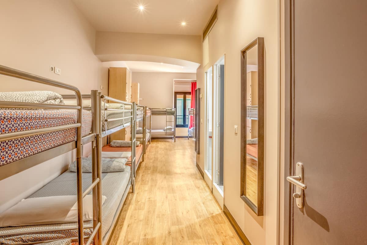 Dormitorio condiviso, dormitorio misto, bagno in camera | Biancheria da letto di alta qualità, una cassaforte in camera