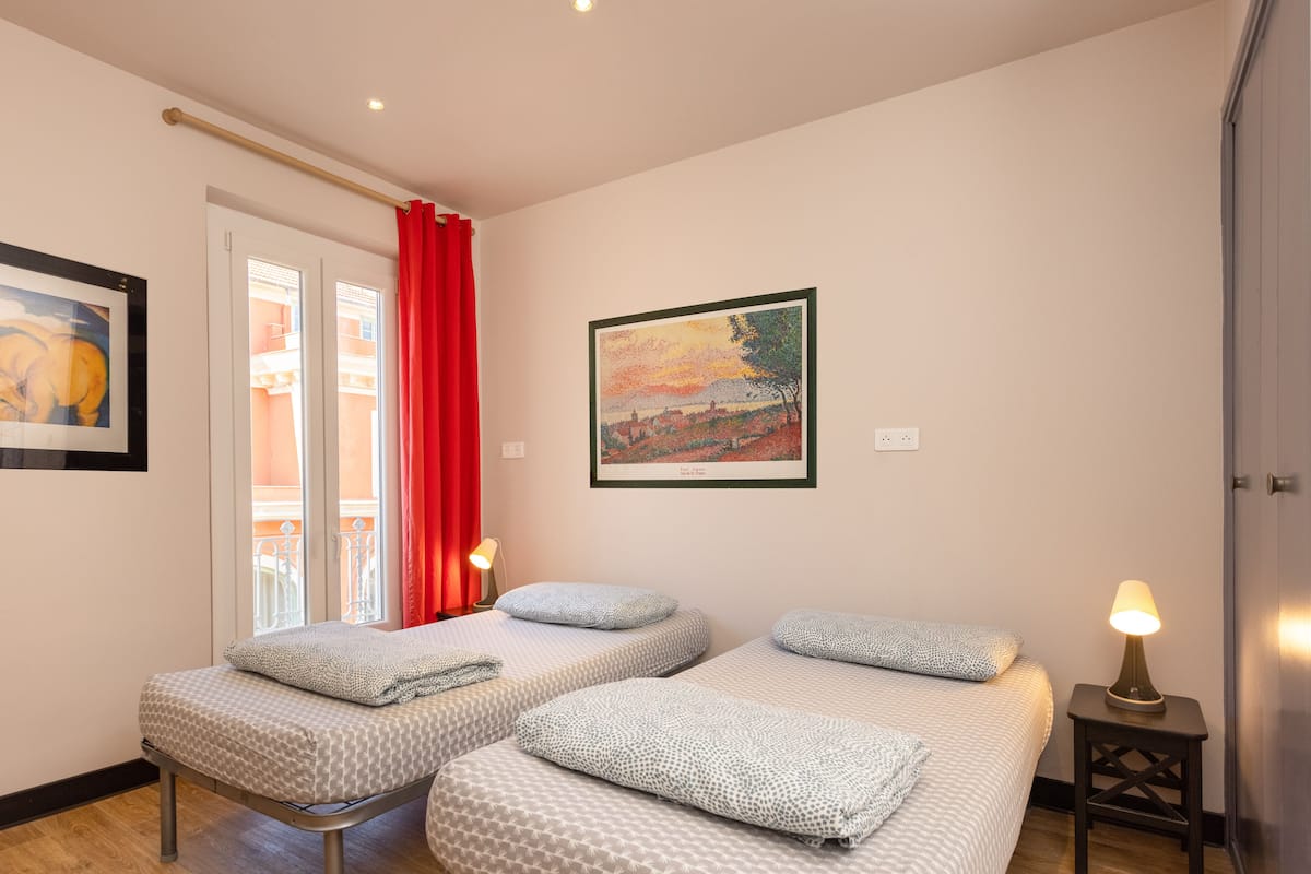 Camera Standard con 2 letti singoli | Biancheria da letto di alta qualità, una cassaforte in camera