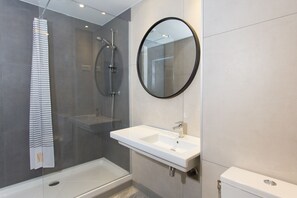 Dusj, regndusjhode, hårføner og håndklær