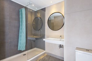Shower, rainfall showerhead, hair dryer, towels - Villa Saint Exupéry Beach - Hostel (Nice)